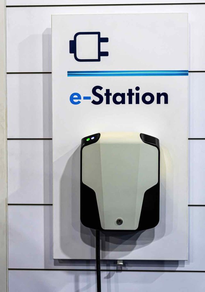electric-car-charging-station-battery-hybrid-vehic-H88NXA9.jpg